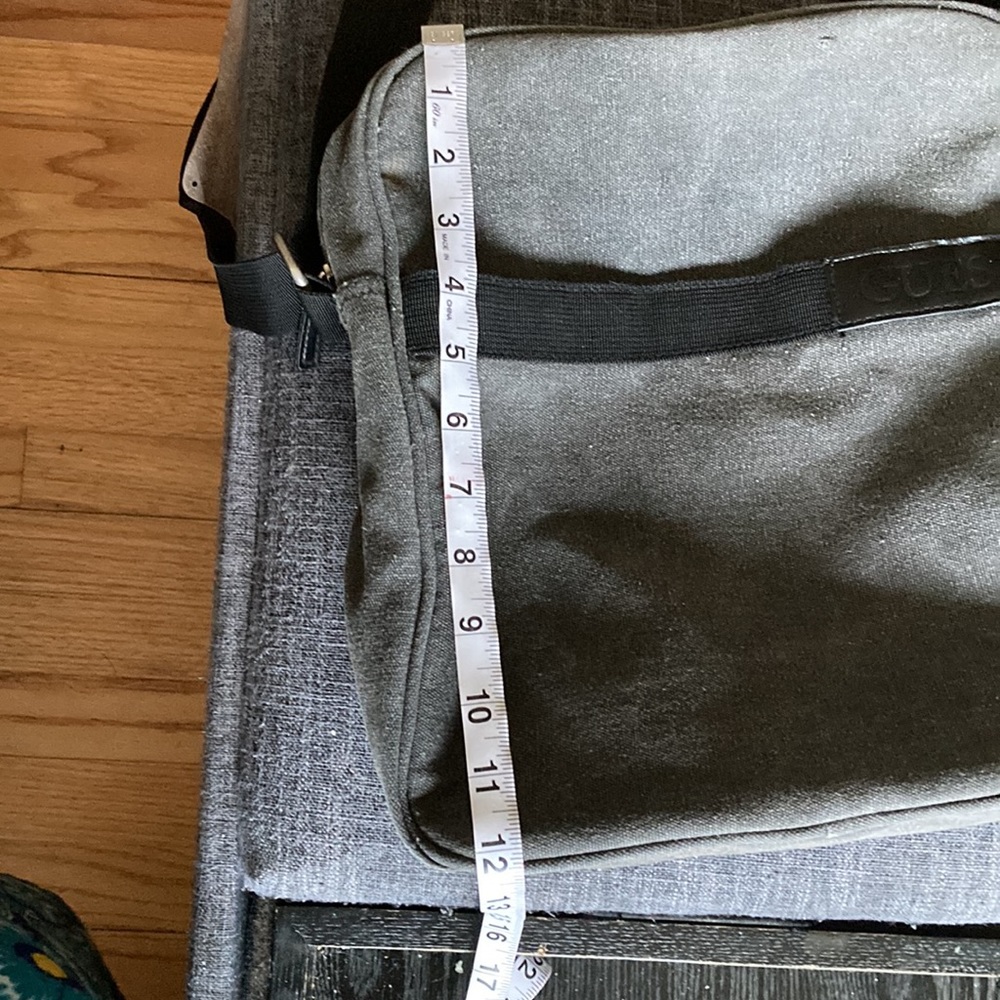 GUESS MESSENGER BAG - Picture 8 of 9